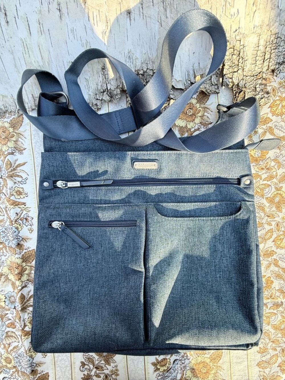Baggallini Blue Denim Fabric Everywhere Crossbody Purse Bag Zips and Pockets EUC